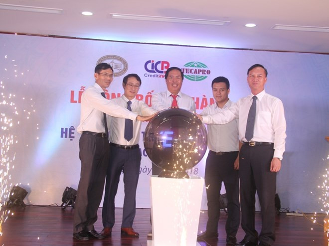 ban lãnh đạo CIC và nhà thầu chạm cầu khởi động hệ thống hỗ trợ thông tin tín dụng cho khách hàng 