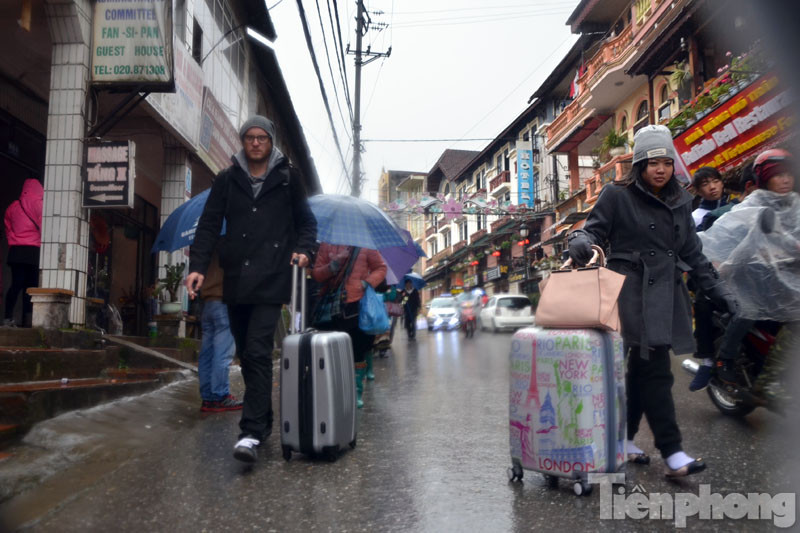 Nhiều du khách nước ngoài đổ vế Sapa dịp cuối tuần.