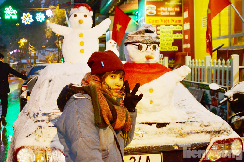 Sáng sớm 24/1, tuyết rơi khiến nhiều bạn trẻ thích thú nặn người tuyết dưới trời lạnh 0 độ C ở Sapa (Lào Cai) và cùng nhau chụp ảnh kỷ niệm.