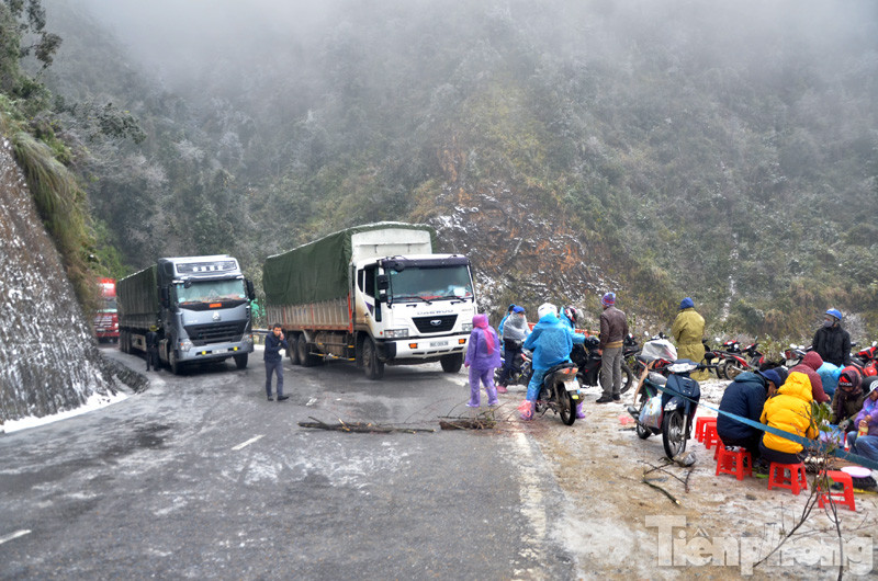 Tuyến đường từ Sapa lên Lai Châu, đoạn qua khu vực Thác Bạc bị đóng băng từ khoảng 2h sáng nay, 24/1, khiến các các phương tiện không thể lưu thông, xếp hàng dài trên đèo.