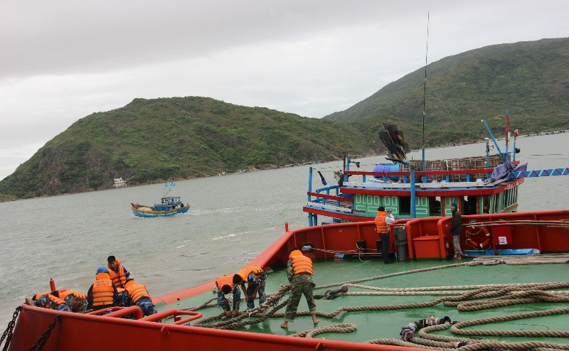 Đến 15 giờ chiều nay, tàu QNg 97299TS được lai dắt cập cảng an toàn.