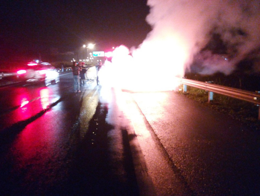 Xe ô tô 4 chỗ bị thiêu rụi trên cao tốc.