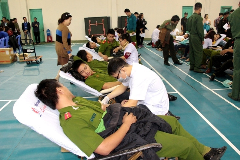 Ngay từ sáng sớm, cả ngàn sinh viên, CATP, CS PCCC,… đã rồng rắn chờ hiến máu.