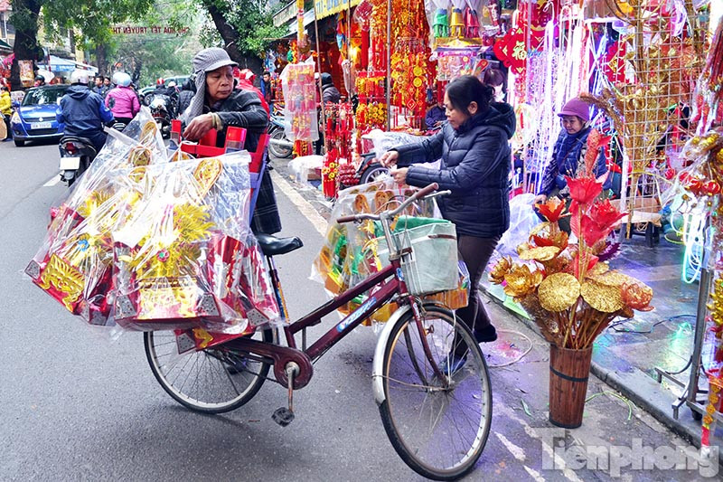Phố Hàng Mã nhộn nhịp trước ngày ông Công ông Táo