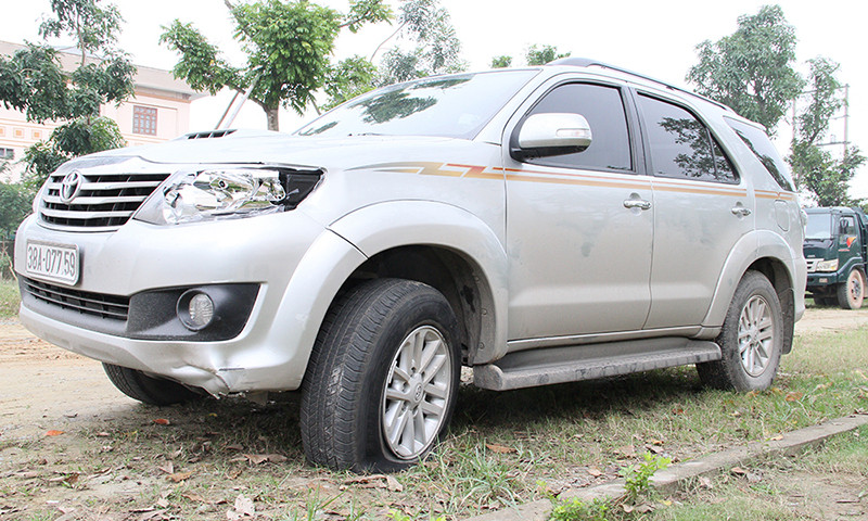 Chiếc xe tài xế Hồng điều khiển bị xẹp lốp sau va chạm.