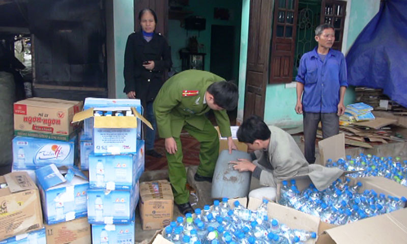 Công an tiến hành kiểm tra thu giữ các chai thực phẩm, gia vị không rõ nguồn gốc.