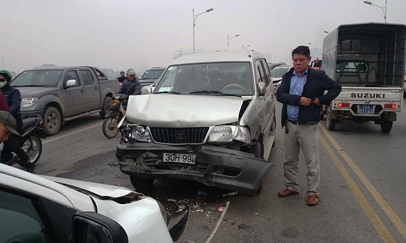 Một trong ba ô tô gặp nạn bị hư hỏng nặng phần đầu.