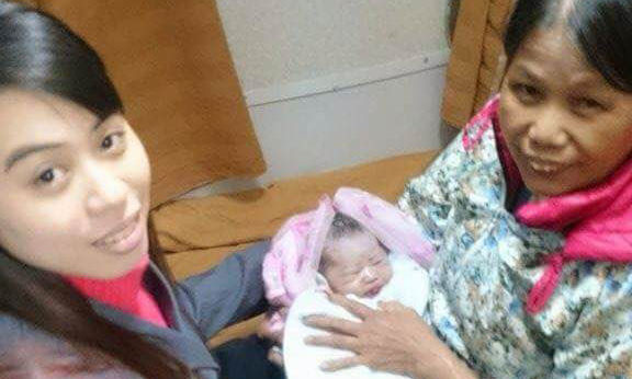 Tiếp viên đoàn tàu và Bà ngoại của cháu bé.