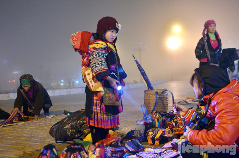 Sapa: Quấn chăn xuống đường mưu sinh trong mưa rét