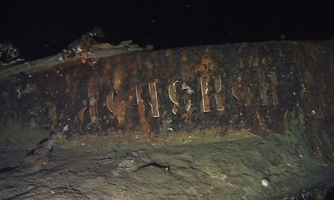 Dòng chữ ở đuôi tàu được cho là tên chiếc tàu bằng tiếng Nga. Ảnh: Reuters