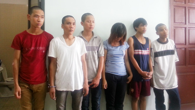 Băng cướp do Nguyễn Đức Hiếu (áo đỏ, bên trái) cầm đầu tại cơ quan điều tra
