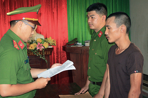 Công an đọc lệnh bắt tài xế Luân