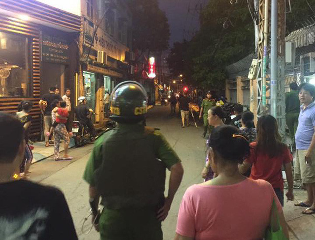 Công an phong toả đoạn đường Bà Lê Chân để thuyết phục, khống chế nghi can. Ảnh: FB