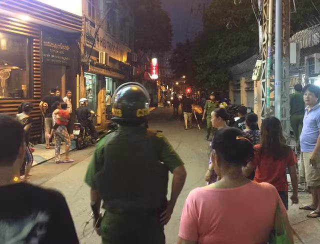 Công an phong toả đoạn đường Bà Lê Chân để thuyết phục, khống chế nghi can. Ảnh: FB