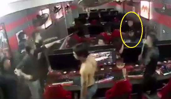 Nhóm côn đồ cầm hung khí xông vào quán internet chém tới tấp nam thanh niên