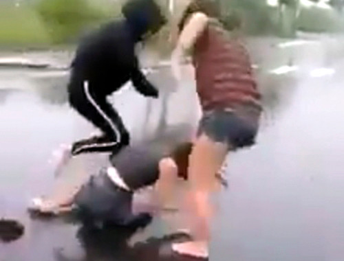 Nhóm thiếu nữ hành hung bạn. Ảnh: Cắt từ clip