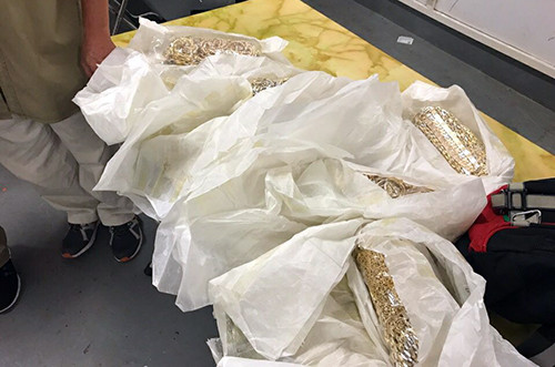 Số dây chuyền trang sức nghi là vàng được năm hành khách quấn quanh người