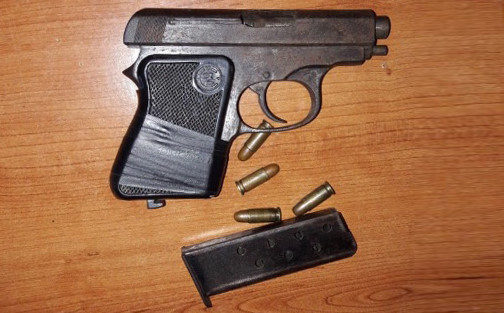 Khẩu súng ngắn cùng 4 viên đạn cảnh sát thu giữ khi khống chế Trần Quế Lâm