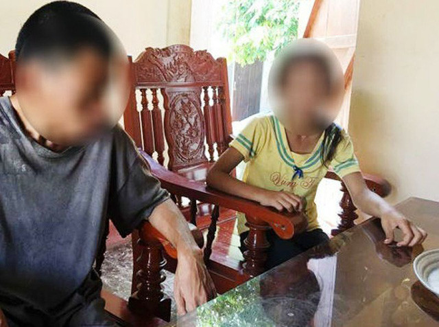 Cháu Ng. (áo vàng) bị hoảng loạn sau khi bị yêu râu xanh Vũ Văn Hùng giở trò đồi bại