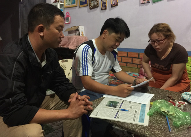 Cơ quan chức năng lập biên bản đối với bà Hương (chủ quán cà phê). Ảnh: Công an cung cấp