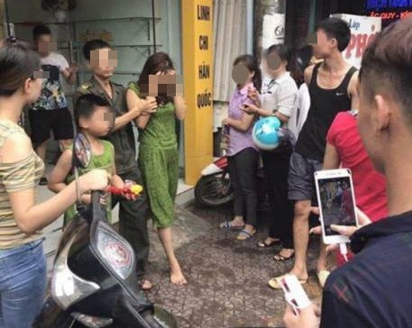 Hình ảnh người phụ nữ bán bảo hiểm được chia sẻ