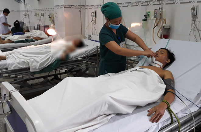 Lê Văn Dũng đang được cấp cứu tại bệnh viện với nhiều vết cắt ở cổ