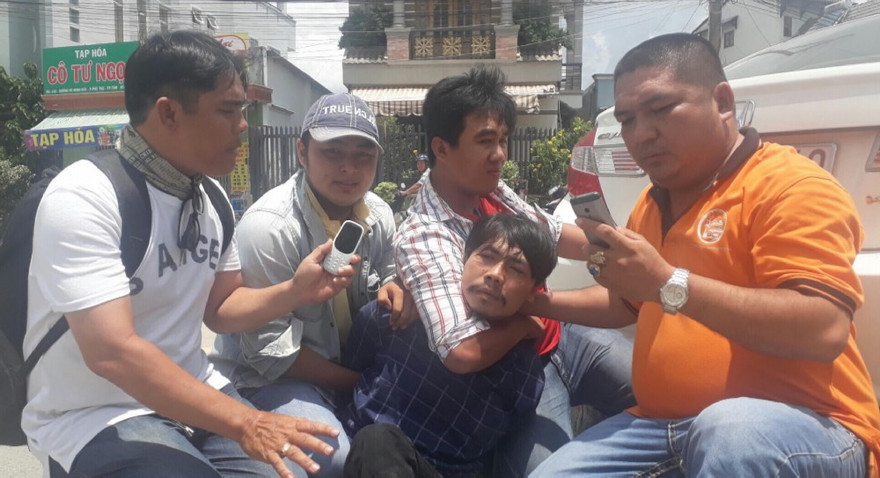 Nghi can bị các hiệp sĩ khống chế