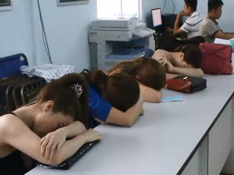 Các người đẹp bán dâm bị cảnh sát bắt quả tang. Ảnh: Công an cung cấp