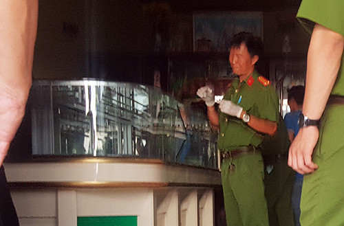 Kẻ cướp đã đập vỡ tủ trưng bày, lấy đi khoảng 10 lượng vàng