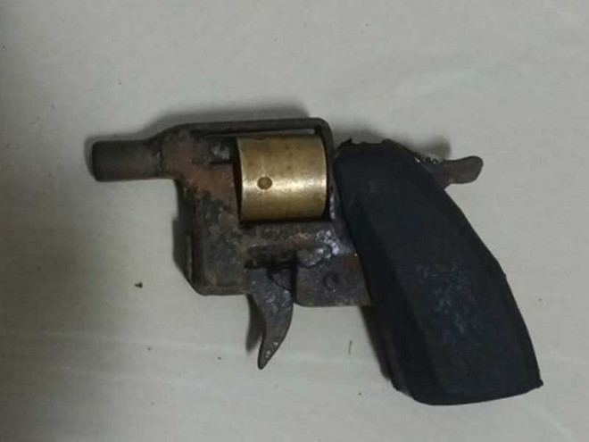 Khẩu súng mà các bị can sử dụng trong sòng bạc