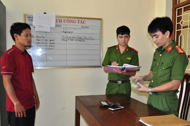 Đối tượng Thám cùng tang vật bị bắt giữ tại cơ quan Công an