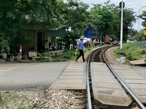 Trạm gác chắn nơi hai mẹ con chị Tuyết làm việc