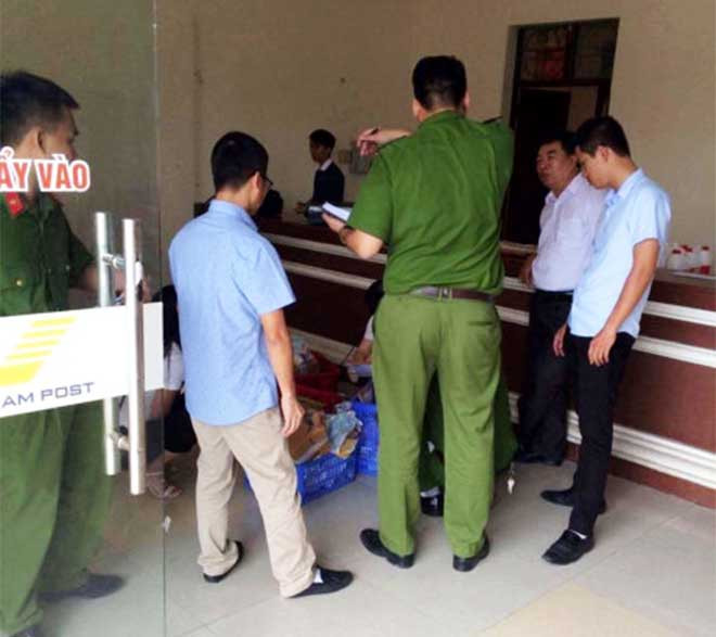 Cơ quan công an khám nghiệm hiện trường vụ trộm cắp tại bưu cục Phương Đông