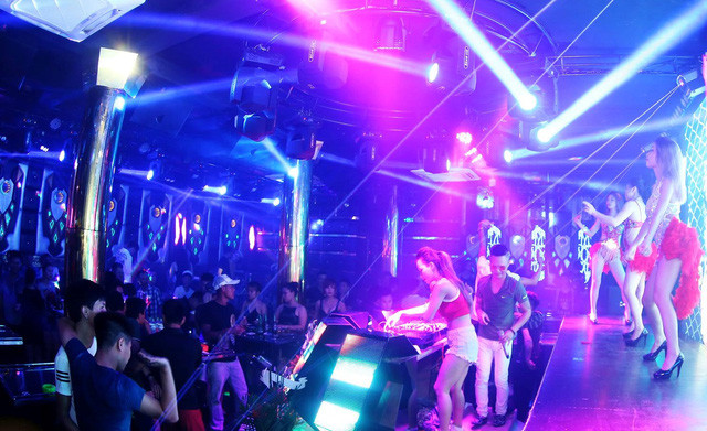 Quán bar này hút khách vì thường xuyên mời DJ về phục vụ