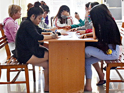 Các cô gái bán dâm được đưa về Phòng PC45, Công an tỉnh. Ảnh: Báo Bà Rịa-Vũng Tàu