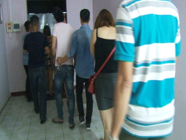 Kiểm tra, xử lý hành vi mua bán dâm núp bóng cơ sở massage. Ảnh do Công an TP Huế cung cấp. 