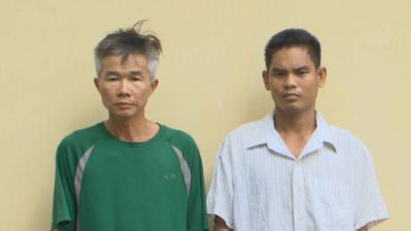 Trí (tóc bạc) và can phạm cùng gây ra vụ cướp. Ảnh: C.A