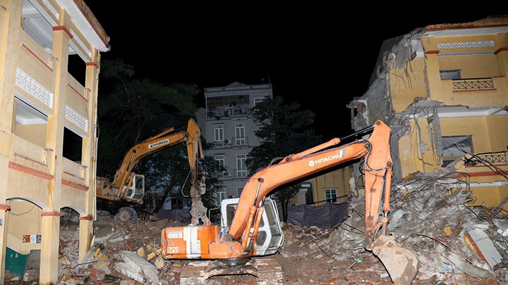 Vào thời điểm xảy ra sự cố, các máy xúc bên trong công trường vẫn đang hoạt động. Ảnh: Infonet