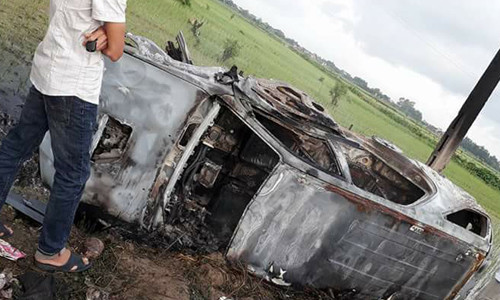 Chiếc xe bị đốt cháy rụi. Ảnh: VnExpress 