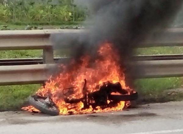 Chiếc xe máy bốc cháy nghi ngút