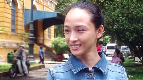 Phương Nga giản dị đến tòa trưa nay