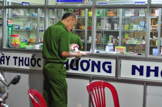 Lực lượng công an khám nghiệm hiện trường vụ việc