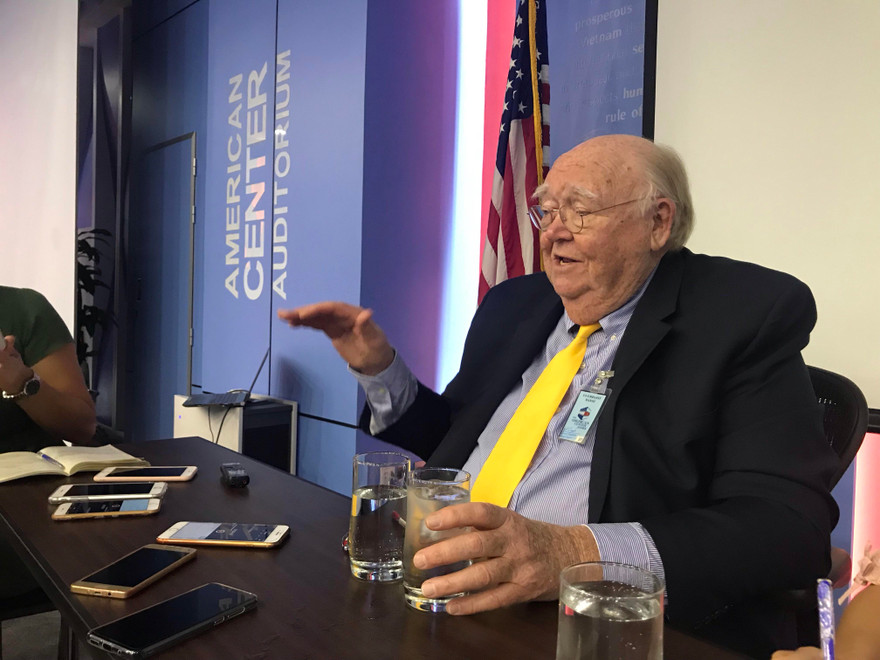 GS Peter Bergerson tại buổi nói chuyện. (Ảnh: Bình Giang)