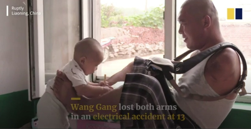 Anh Wang Guang đang chơi cùng con trai