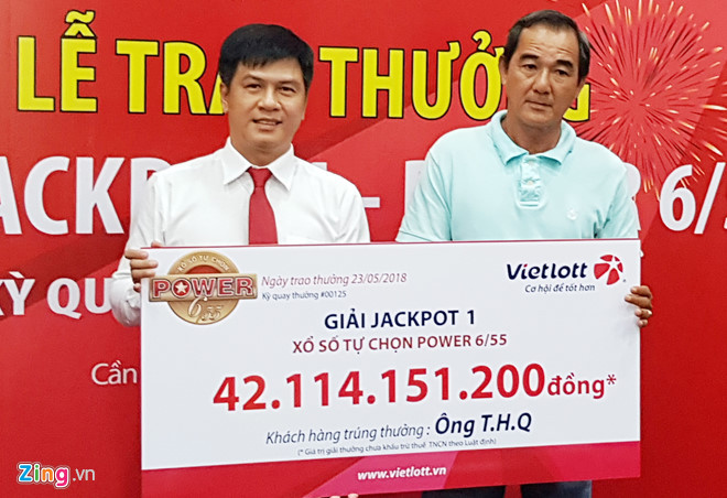 Ông Q. không đeo mặt nạ nhận thưởng xổ số 42,1 tỷ đồng. Ảnh: Zing