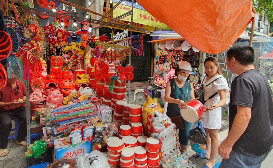 Trống cổ truyền - một sản phẩm mộc mạc được ưa chuộng trong mùa Trung thu năm nay