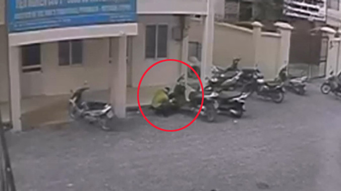 Xe SH khoá bánh vẫn bị trộm khó lường ở Hà Nội