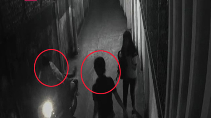 Thiếu nữ giật lại túi dù bị 2 tên cướp kéo lê trong hẻm vắng