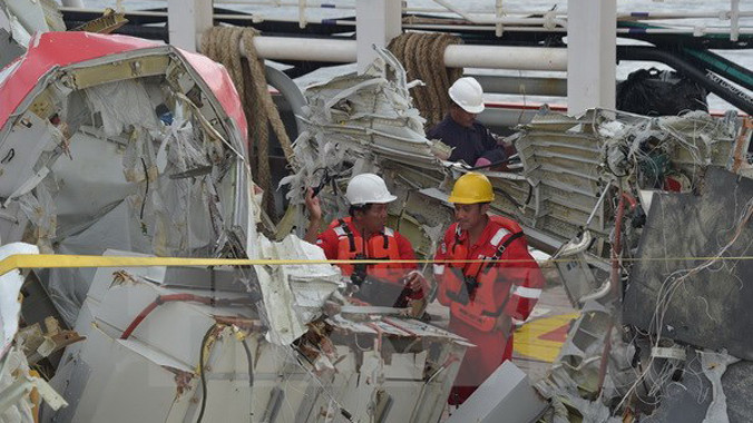 Lực lượng chức năng Indonesia di chuyển phần đuôi mới trục vớt được của máy bay QZ8501 về cảng Kumai, Pangkalan Bun. Nguồn: AFP/TTXVN.