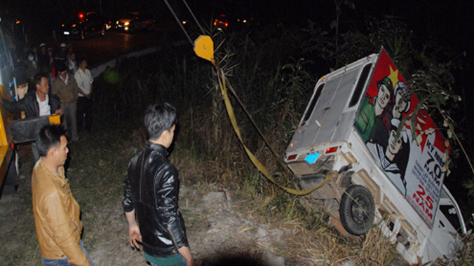 Lực lượng cứu hộ đưa xe tải chiếu phim gặp nạn dưới vực lên đường vào tối 11/1. Ảnh: Q.Dũng.